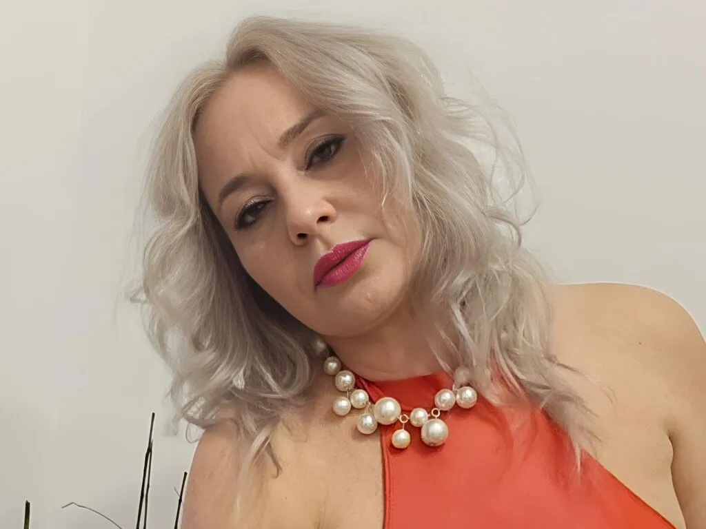 EmilyLoowe – webcam model profile photo