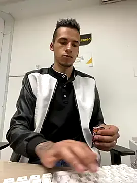 roouse – webcam model profile photo Image 11