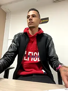 roouse – webcam model profile photo Image 15