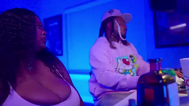 roouse – webcam model profile photo Image 18