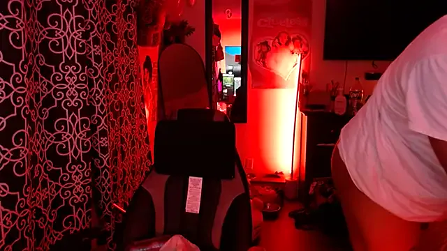 roouse – webcam model profile photo Image 9