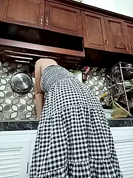 roouse – webcam model profile photo Image 5