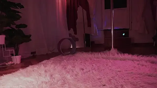 KarinAss – webcam model profile photo Image 5