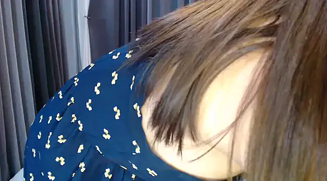 LT-333 – webcam model profile photo Image 3