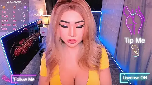 Playful_Adriana – webcam model profile photo Image 4