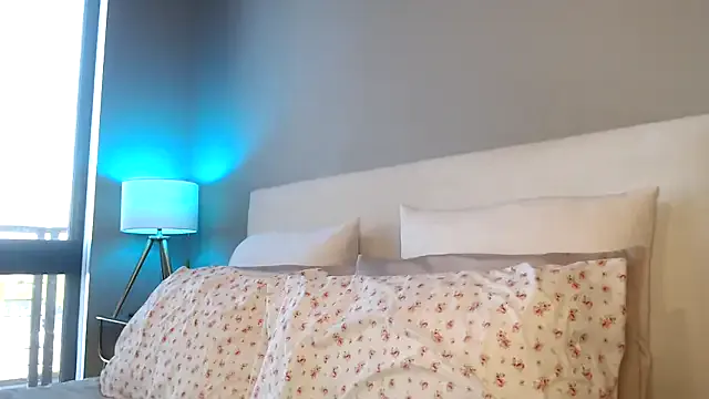 LT-333 – webcam model profile photo Image 10