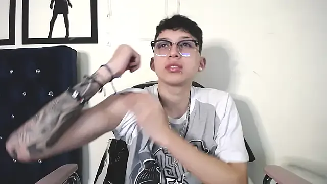 LT-333 – webcam model profile photo Image 18