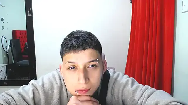 LT-333 – webcam model profile photo Image 3