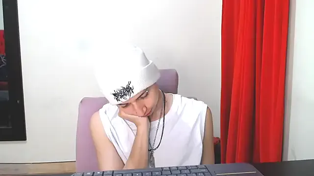 LT-333 – webcam model profile photo Image 4