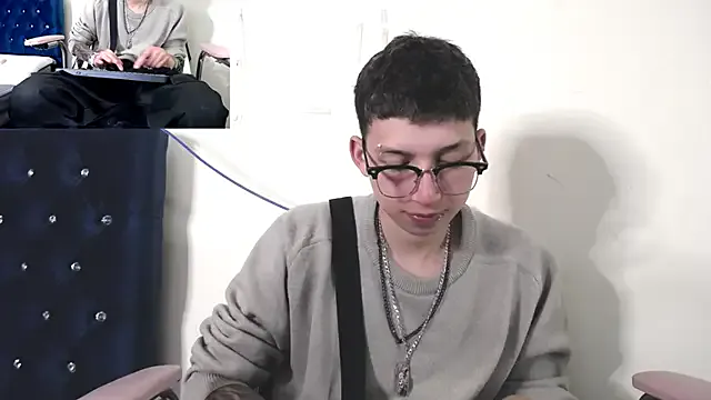 LT-333 – webcam model profile photo Image 9