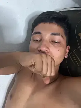 roouse – webcam model profile photo Image 2