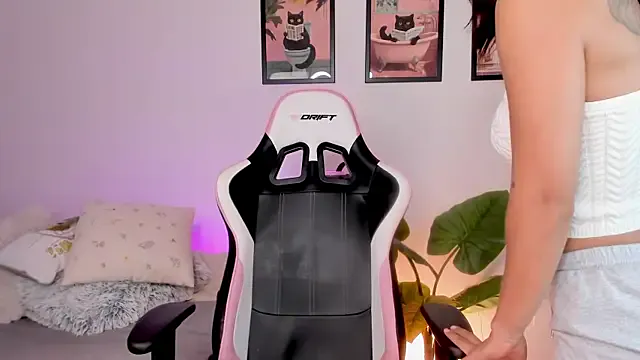 roouse – webcam model profile photo Image 3