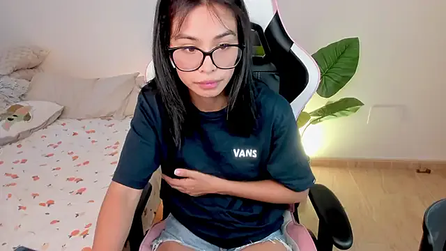 roouse – webcam model profile photo Image 4