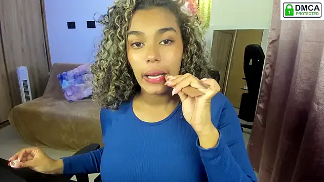 LT-333 – webcam model profile photo Image 8