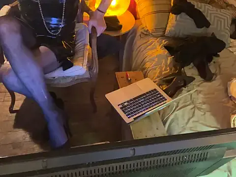 roouse – webcam model profile photo Image 10