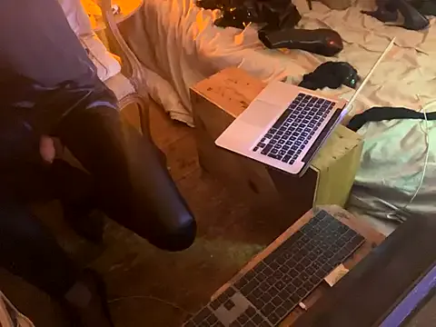 roouse – webcam model profile photo Image 11