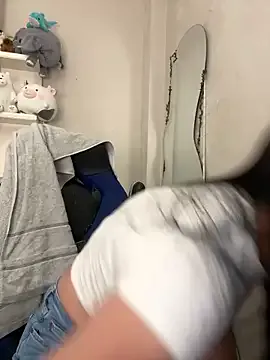 roouse – webcam model profile photo Image 4