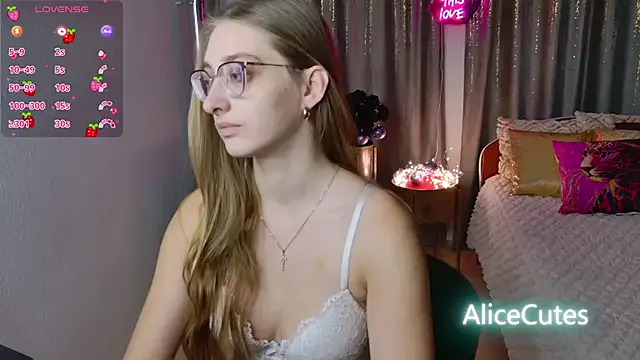 ZenoviaNoir – webcam model profile photo Image 3