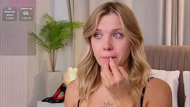 VIKITOMMY – webcam model profile photo Image 4