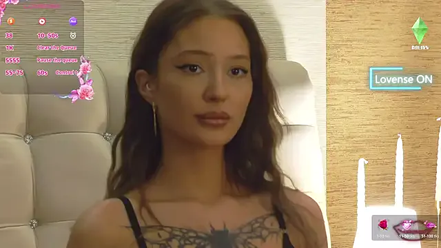 Carine – webcam model profile photo Image 12