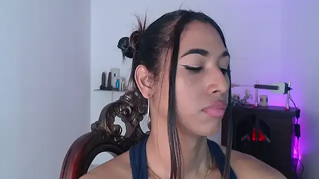 Awesomelusty – webcam model profile photo Image 3