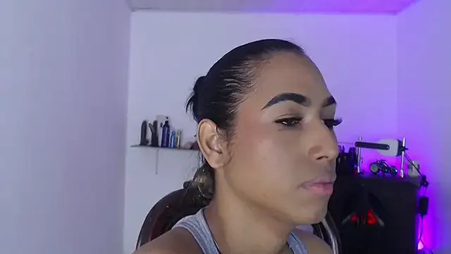 Awesomelusty – webcam model profile photo Image 5