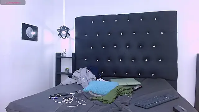 PrettyYoungHugeCockTS – webcam model profile photo Image 6