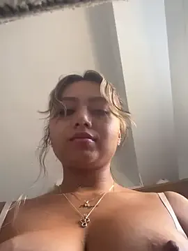 EmiBrow – webcam model profile photo Image 12