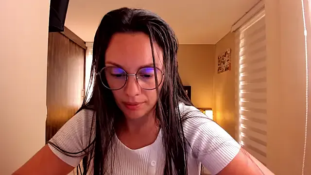 roouse – webcam model profile photo Image 11