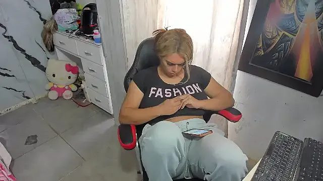 LT-333 – webcam model profile photo Image 12