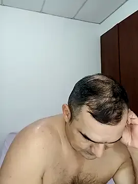 LT-333 – webcam model profile photo Image 15