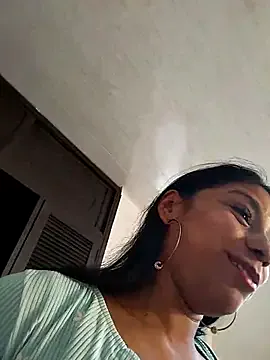 roouse – webcam model profile photo Image 4