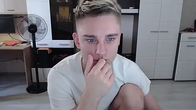 roouse – webcam model profile photo Image 13