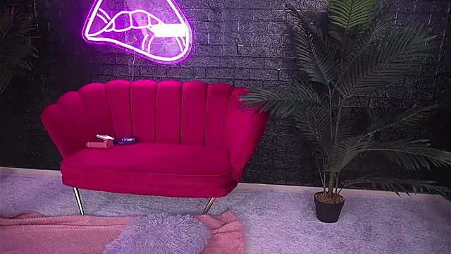 roouse – webcam model profile photo Image 5