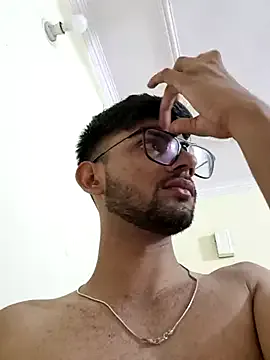 LT-333 – webcam model profile photo Image 13