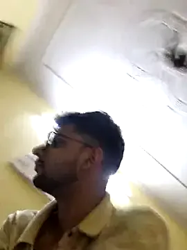 LT-333 – webcam model profile photo Image 3