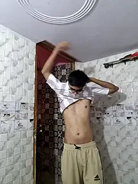 LT-333 – webcam model profile photo Image 6