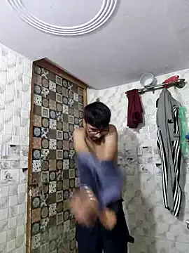 LT-333 – webcam model profile photo Image 9