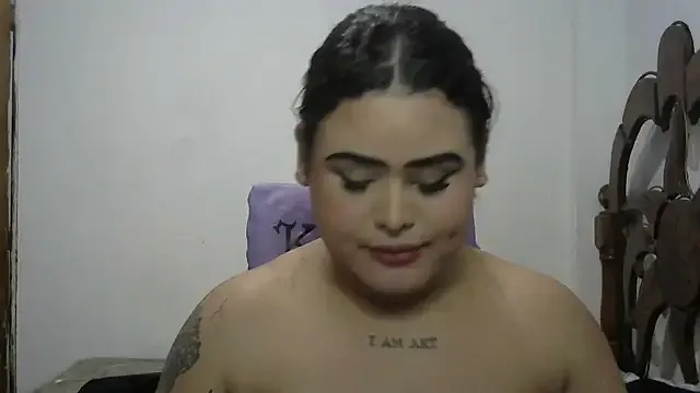 roouse – webcam model profile photo Image 4