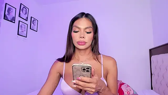 _Alicee_1 – webcam model profile photo Image 4