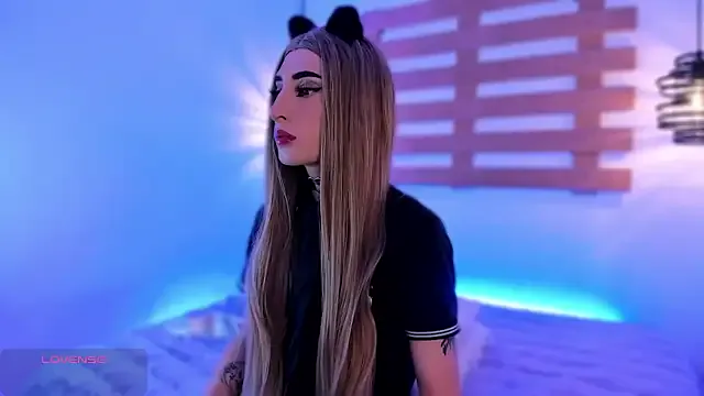 Luna_Samosienko – webcam model profile photo Image 3