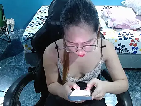 roouse – webcam model profile photo Image 5