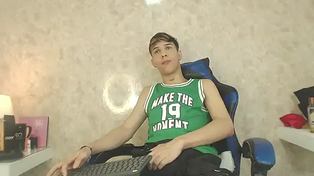  – webcam model profile photo Image 19