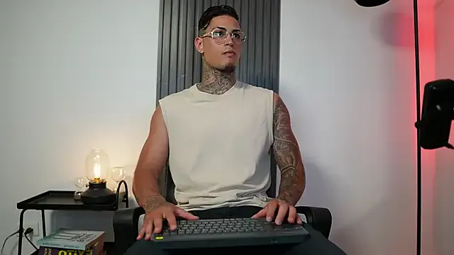 roouse – webcam model profile photo Image 11