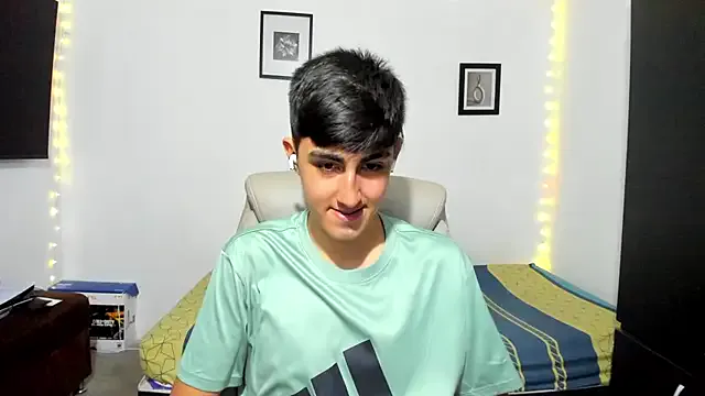 PumaShyXD – webcam model profile photo Image 2