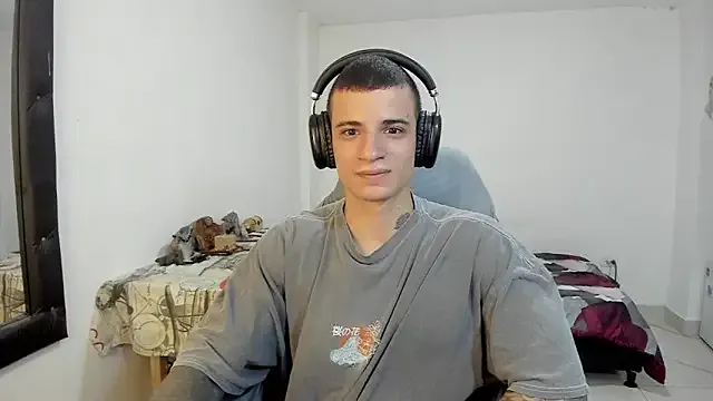 roouse – webcam model profile photo Image 15