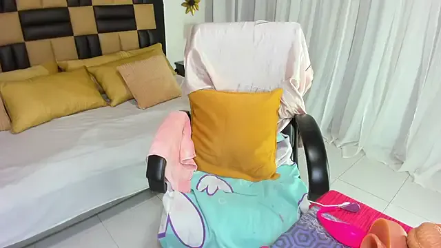 roouse – webcam model profile photo Image 16