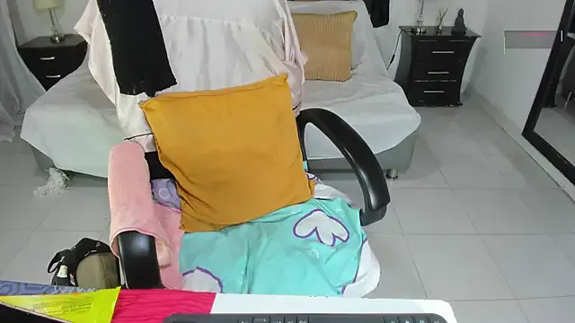 roouse – webcam model profile photo Image 19