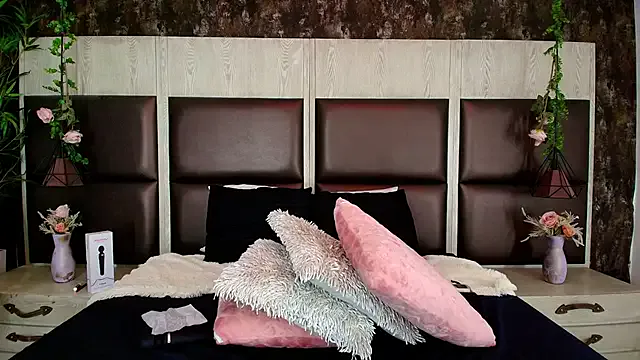 LT-333 – webcam model profile photo Image 11