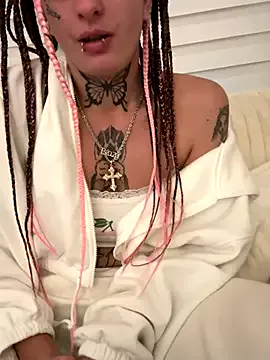 LT-333 – webcam model profile photo Image 19